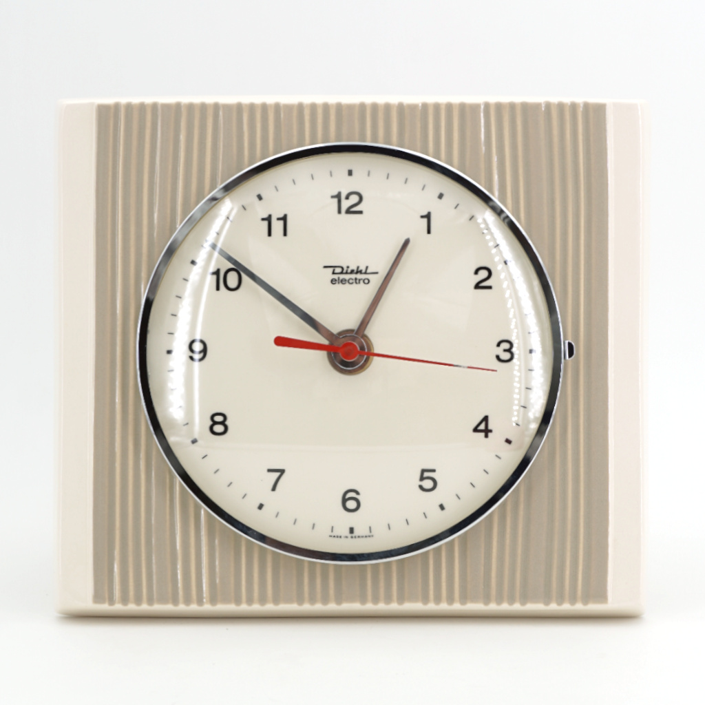 Cette horloge est neuve… pourtant elle date des années 60 ! horloge mural ceramique vintage relief ligne marron clair