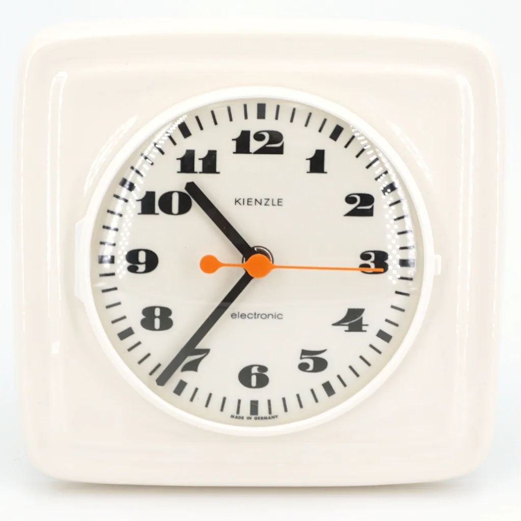 Cette horloge est neuve, pourtant elle date des années 60 ! Horloge vintage ceramique kienzle retro creme
