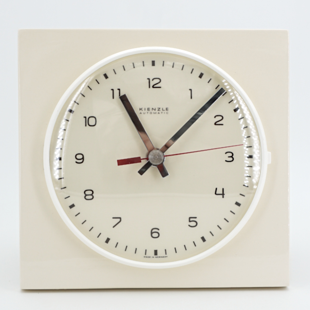 Cette horloge est neuve, pourtant elle date des années 60 ! horloge murale vintage kienzle creme retro