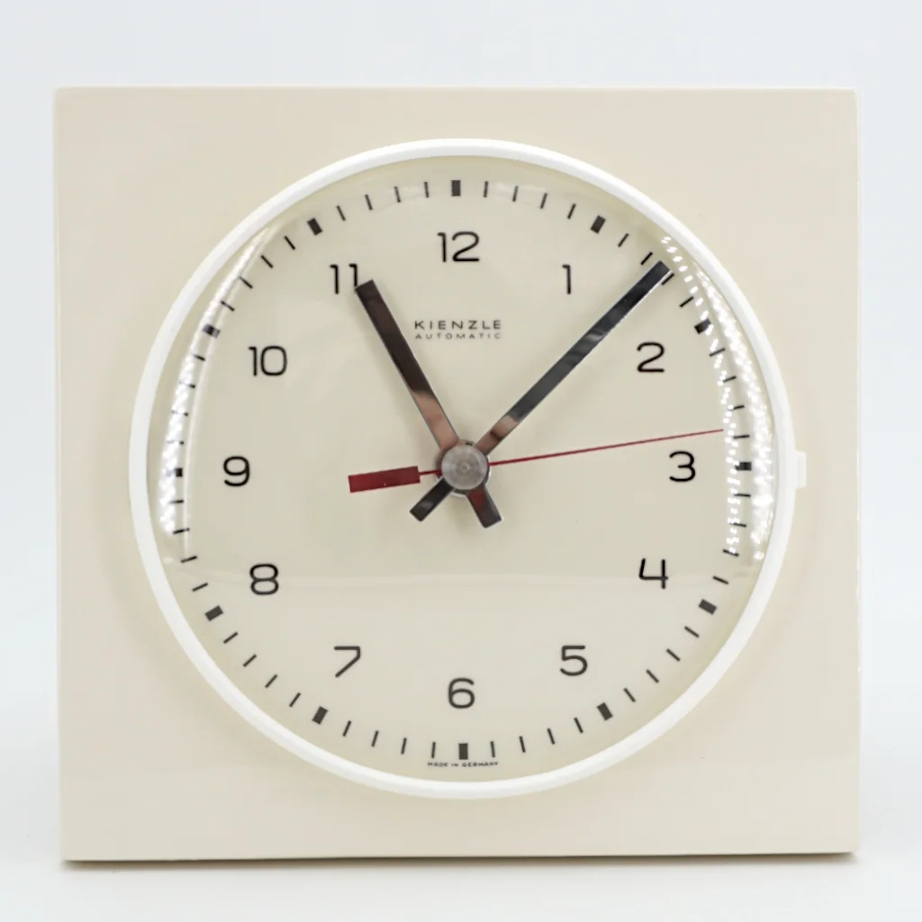 Cette horloge est neuve, pourtant elle date des années 60 ! horloge murale vintage kienzle creme retro