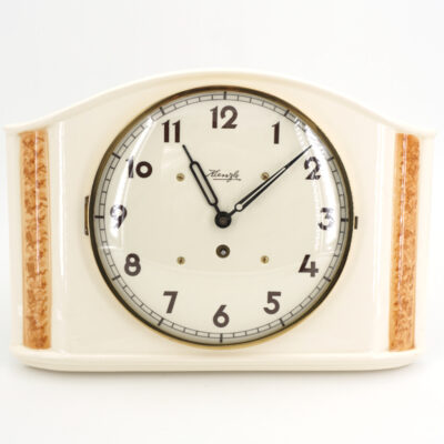Cette horloge est neuve… pourtant elle date des années 60 !horloge murale vintage kienzle creme blonde retro