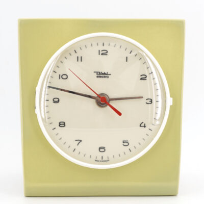 Cette horloge est neuve… pourtant elle date des années 60 ! Horloge murale vintage retro vert pistache Diehl electro