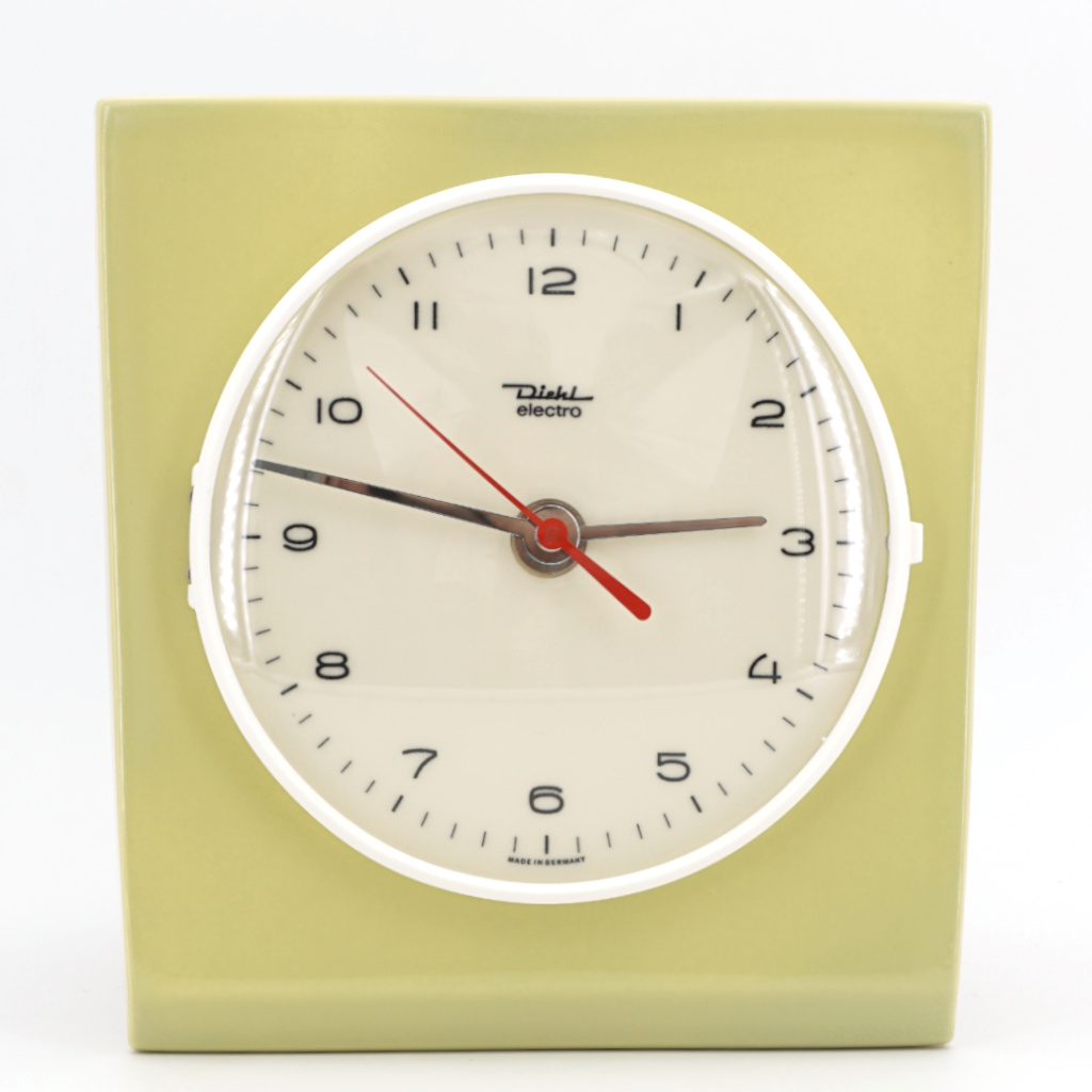 Cette horloge est neuve… pourtant elle date des années 60 ! Horloge murale vintage retro vert pistache Diehl electro