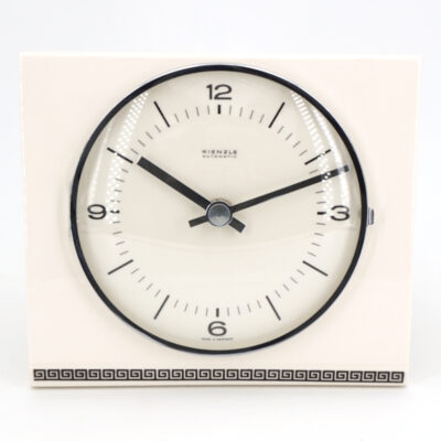 Cette horloge est neuve… pourtant elle date des années 60 ! horloge vintage retro kienzle creme lisere noir