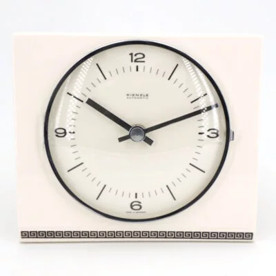 Cette horloge est neuve… pourtant elle date des années 60 ! horloge vintage retro kienzle creme lisere noir