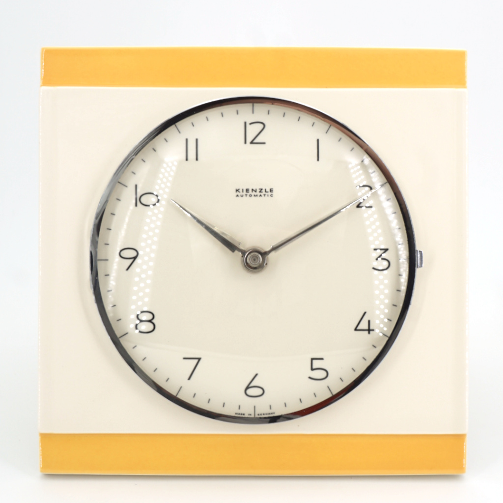 Cette horloge est neuve… pourtant elle date des années 60 ! horloge murale ceramique vintage kienzle creme jaune retro