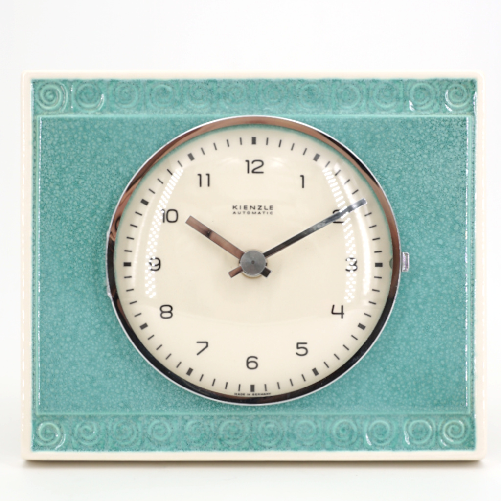 Cette horloge est neuve, pourtant elle date des années 60 ! horloge murale ceramique vintage kienzle bleu vert retro relief