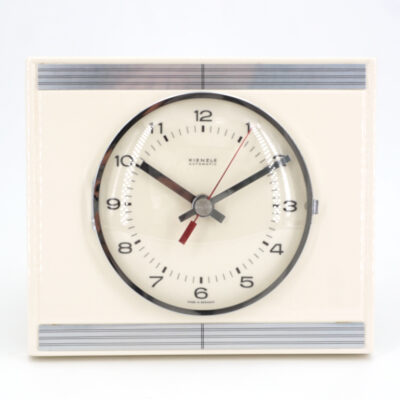 Cette horloge est neuve, pourtant elle date des années 60 ! horloge murale ceramique vintage kienzle creme bande chromees retro relief