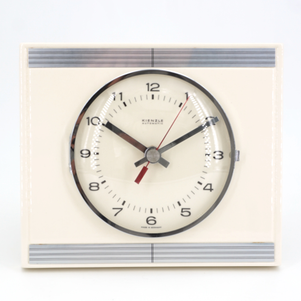 Cette horloge est neuve, pourtant elle date des années 60 ! horloge murale ceramique vintage kienzle creme bande chromees retro relief