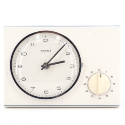 Cette horloge est neuve… pourtant elle date des années 60 ! horloge murale vintage kienzle creme lisere bleu minuteur retro
