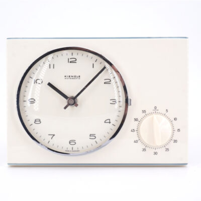 Cette horloge est neuve… pourtant elle date des années 60 ! horloge murale vintage kienzle creme lisere bleu minuteur retro