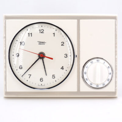 Cette horloge est neuve… pourtant elle date des années 60 ! horloge murale vintage diehl electro creme grise minuteur amovible retro