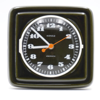 Cette horloge est neuve, pourtant elle date des années 60 ! Horloge vintage ceramique kienzle retro vert olive