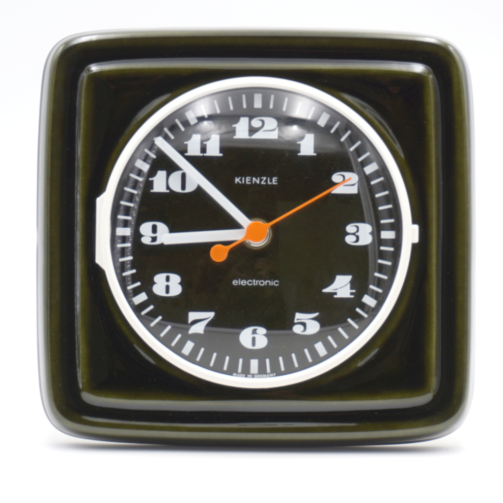 Cette horloge est neuve, pourtant elle date des années 60 ! Horloge vintage ceramique kienzle retro vert olive