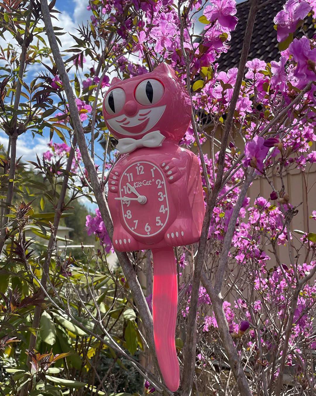 Horloge Kitty-Cat Klock Pink Satin (30 cm) - (Édition Limitée) – Image 6