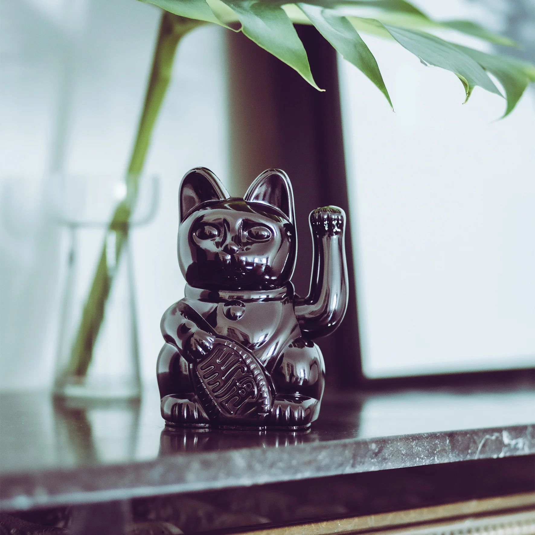 Chat Chanceux Noir Brillant – Image 2