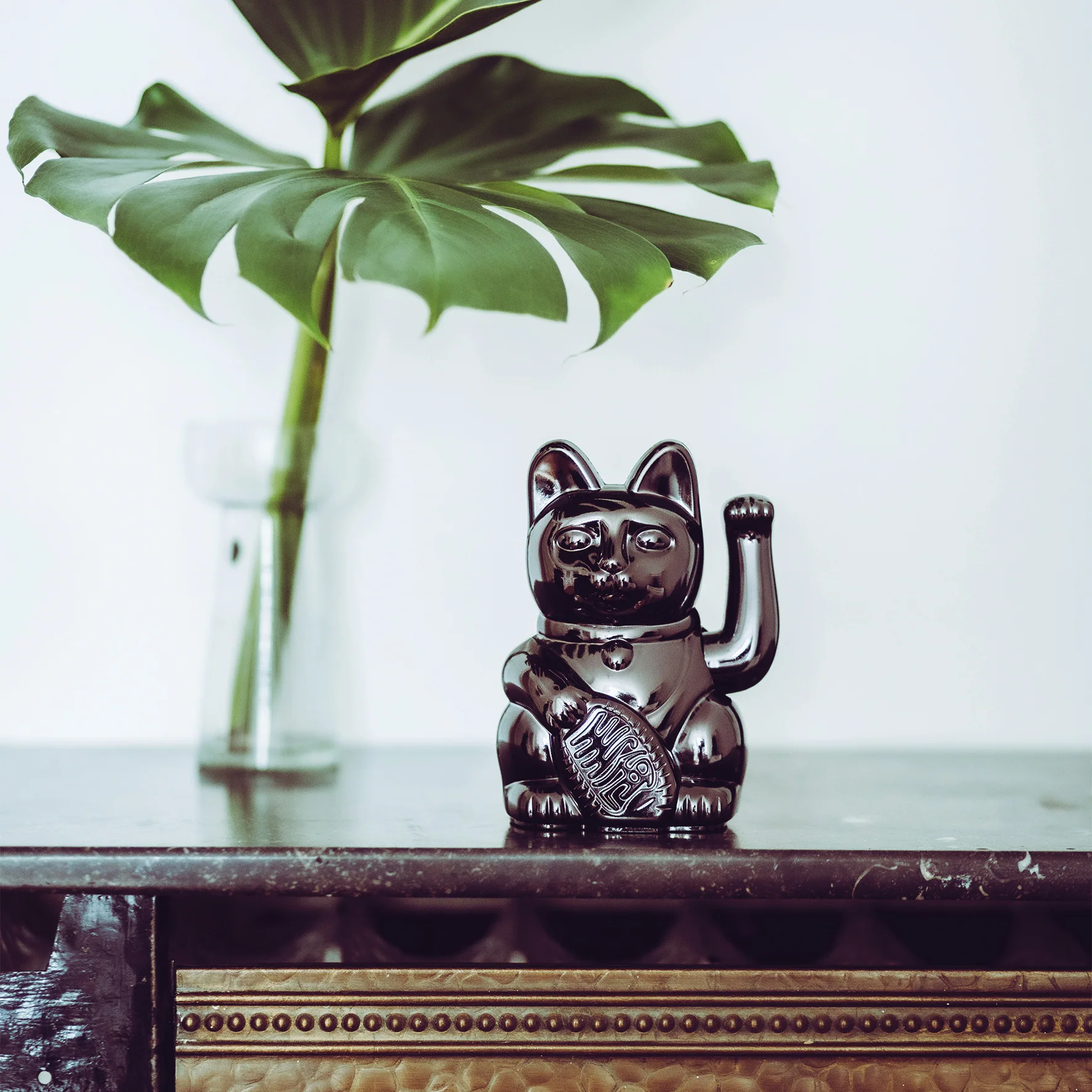 Chat Chanceux Noir Brillant – Image 3
