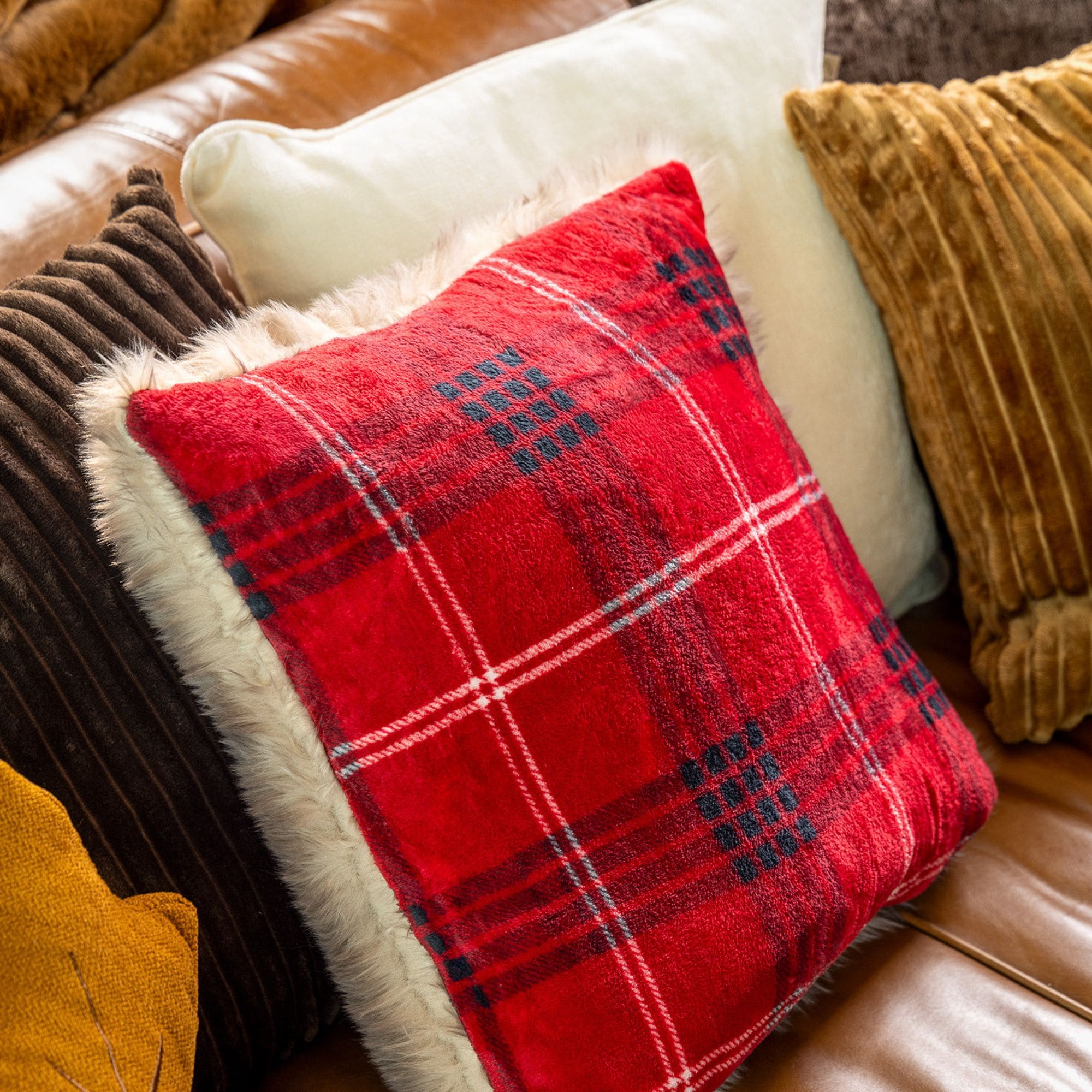 Coussin Tartan Rouge & Fausse Fourrure ( 50 x 50 ) – Image 2