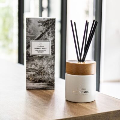 (NOUVEAUTÉ) Bâtonnets parfumés de roseau Forest Mist – Bois d'Ambre et Épices - ExcluJess (Édition Limitée)