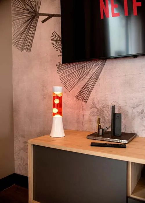 (NOUVEAUTÉ) FISURA - MINI Lampe à Lave ROUGE/BLANC – Image 3
