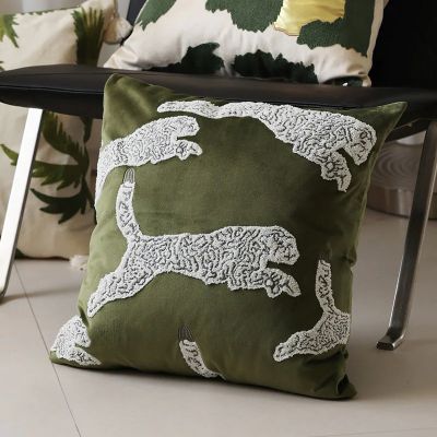 Coussin Léopard vintage brodé ( 40 x 40 ) – Image 2